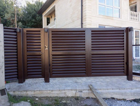 Распашные ворота с жалюзи