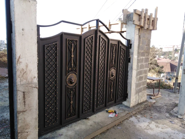 Распашные ворота с ковкой и листовым металлом