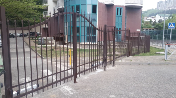 Автоматические распашные ворота с пиками