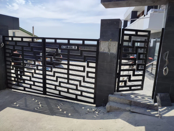 Дизайнерские распашные ворота из профильной трубы